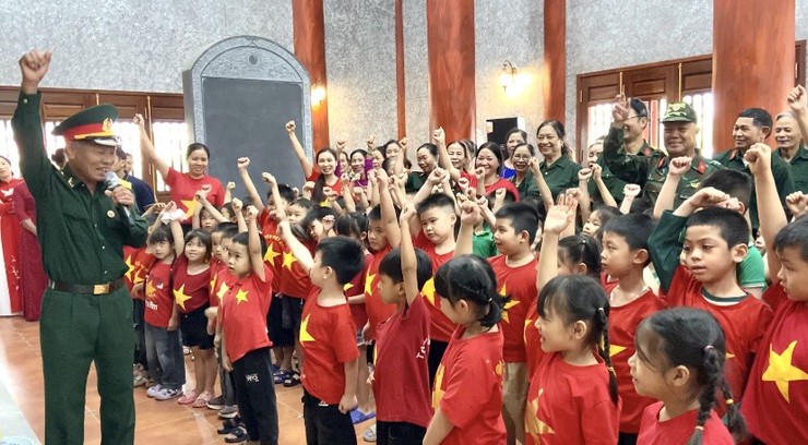 Phúc Thọ: Lan tỏa giá trị "địa chỉ đỏ" từ hoạt động dâng hương tri ân tại Đền thờ các Anh hùng Liệt sỹ dịp 30/4 – 1/5- Ảnh 7.