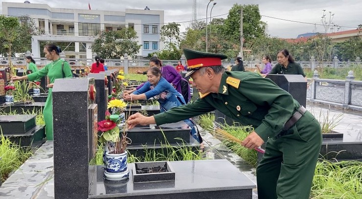 Phúc Thọ: Lan tỏa giá trị "địa chỉ đỏ" từ hoạt động dâng hương tri ân tại Đền thờ các Anh hùng Liệt sỹ dịp 30/4 – 1/5- Ảnh 8.