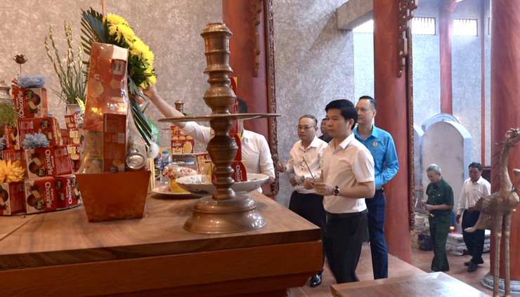 Phúc Thọ: Lan tỏa giá trị "địa chỉ đỏ" từ hoạt động dâng hương tri ân tại Đền thờ các Anh hùng Liệt sỹ dịp 30/4 – 1/5- Ảnh 4.