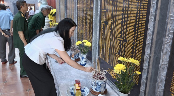 Phúc Thọ: Lan tỏa giá trị "địa chỉ đỏ" từ hoạt động dâng hương tri ân tại Đền thờ các Anh hùng Liệt sỹ dịp 30/4 – 1/5- Ảnh 5.