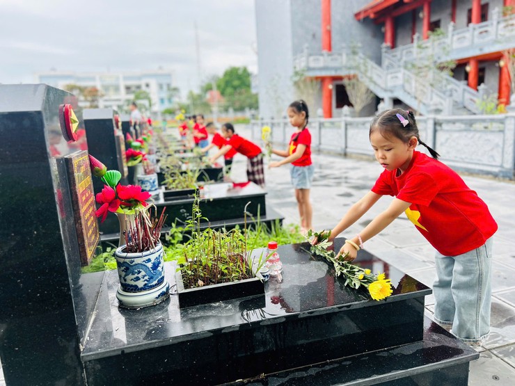 Phúc Thọ: Lan tỏa giá trị "địa chỉ đỏ" từ hoạt động dâng hương tri ân tại Đền thờ các Anh hùng Liệt sỹ dịp 30/4 – 1/5- Ảnh 9.