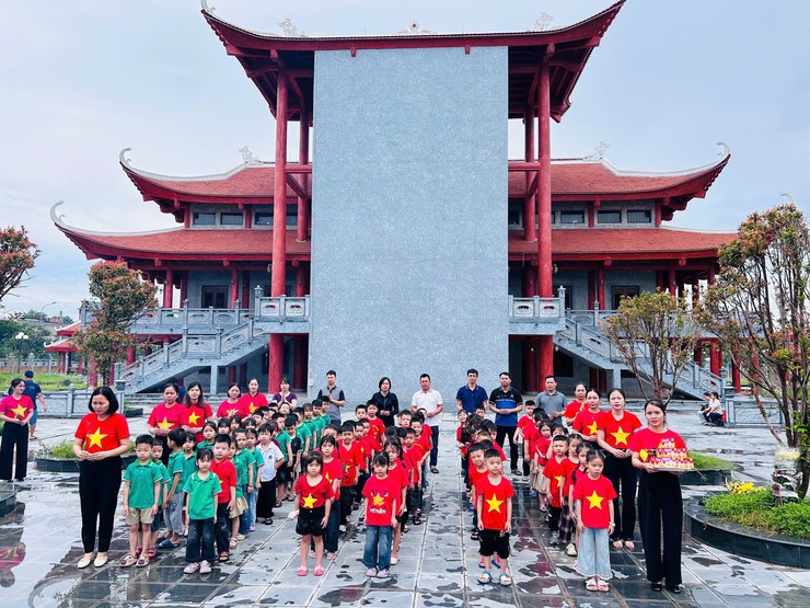 Phúc Thọ: Lan tỏa giá trị "địa chỉ đỏ" từ hoạt động dâng hương tri ân tại Đền thờ các Anh hùng Liệt sỹ dịp 30/4 – 1/5- Ảnh 10.