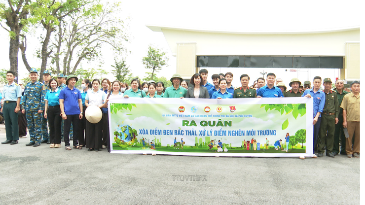 Phú Xuyên quyết liệt xóa “điểm đen” môi trường, xây dựng địa bàn sáng - xanh - sạch - đẹp- Ảnh 2.