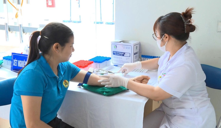 Phúc Thọ: Tổ chức khám sức khỏe miễn phí cho 320 đoàn viên, người lao động hưởng ứng Tháng hành động về An toàn, vệ sinh lao động- Ảnh 1.