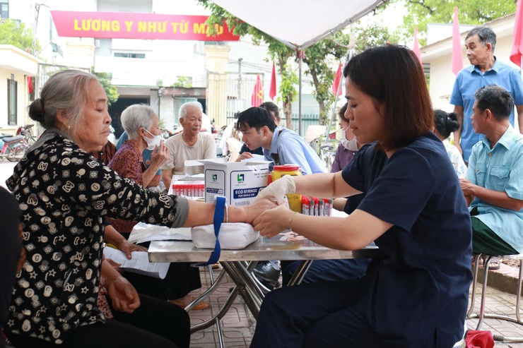 Trạm y tế xã Hoà Phú: Khám sức khỏe cho người cao tuổi các thôn trên địa bàn xã

- Ảnh 2.