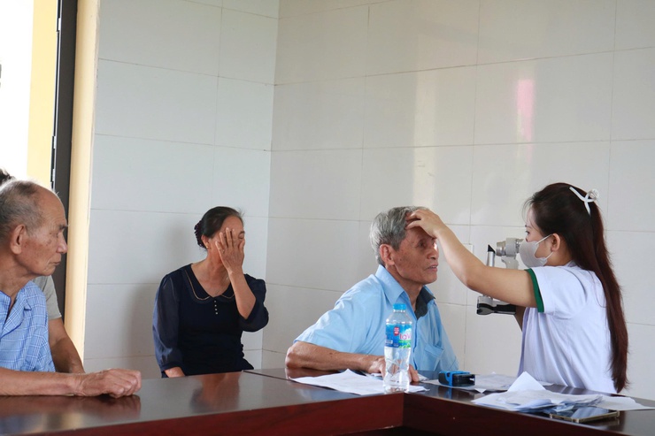 Trạm y tế xã Hoà Phú: Khám sức khỏe cho người cao tuổi các thôn trên địa bàn xã

- Ảnh 5.