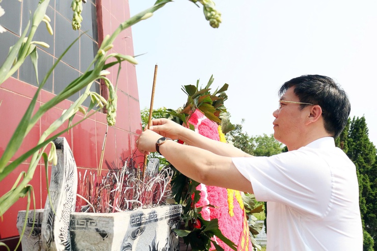 Đồng chí Nguyễn Trường Năng - Bí thư Đảng ủy, Chủ tịch HĐND xã Quảng Bị dâng hương tưởng nhớ các anh hùng liệt sĩ tại nghĩa trang Lam Điền- Ảnh 2.