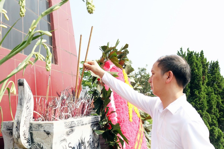 Đồng chí Nguyễn Trường Năng - Bí thư Đảng ủy, Chủ tịch HĐND xã Quảng Bị dâng hương tưởng nhớ các anh hùng liệt sĩ tại nghĩa trang Lam Điền- Ảnh 3.