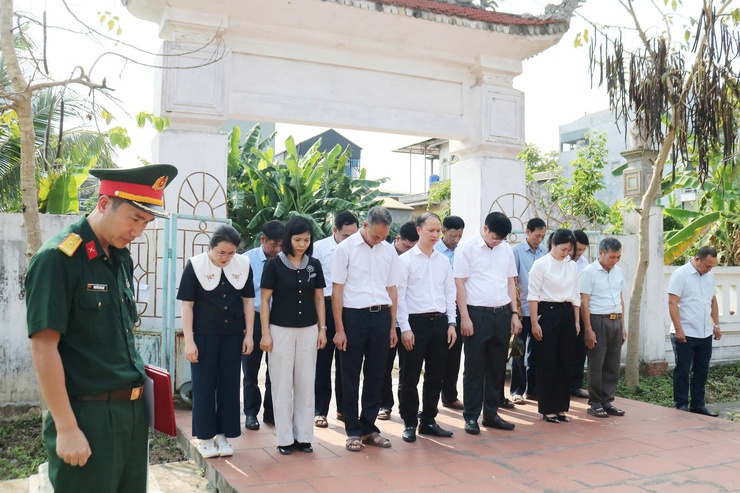 Đồng chí Nguyễn Trường Năng - Bí thư Đảng ủy, Chủ tịch HĐND xã Quảng Bị dâng hương tưởng nhớ các anh hùng liệt sĩ tại nghĩa trang Lam Điền- Ảnh 1.