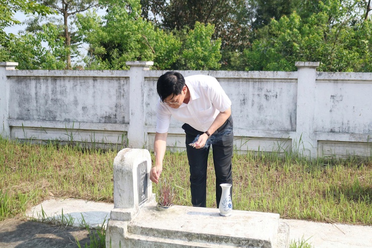 Đồng chí Nguyễn Trường Năng - Bí thư Đảng ủy, Chủ tịch HĐND xã Quảng Bị dâng hương tưởng nhớ các anh hùng liệt sĩ tại nghĩa trang Lam Điền- Ảnh 5.