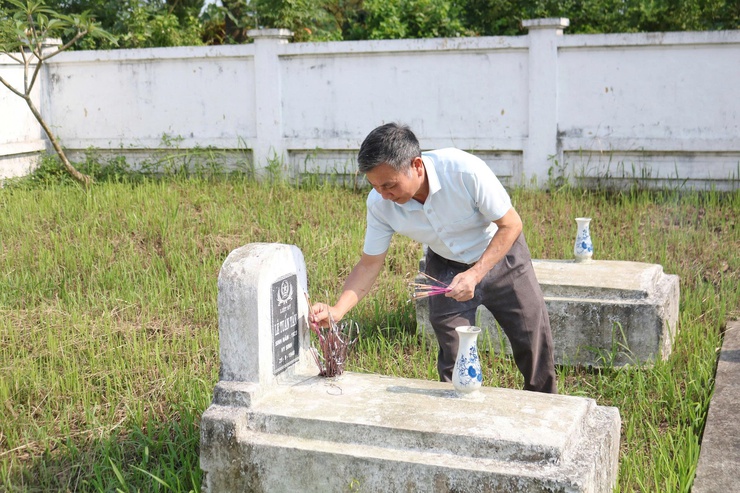 Đồng chí Nguyễn Trường Năng - Bí thư Đảng ủy, Chủ tịch HĐND xã Quảng Bị dâng hương tưởng nhớ các anh hùng liệt sĩ tại nghĩa trang Lam Điền- Ảnh 7.