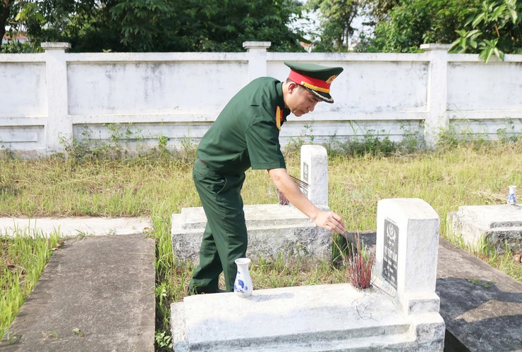 Đồng chí Nguyễn Trường Năng - Bí thư Đảng ủy, Chủ tịch HĐND xã Quảng Bị dâng hương tưởng nhớ các anh hùng liệt sĩ tại nghĩa trang Lam Điền- Ảnh 8.