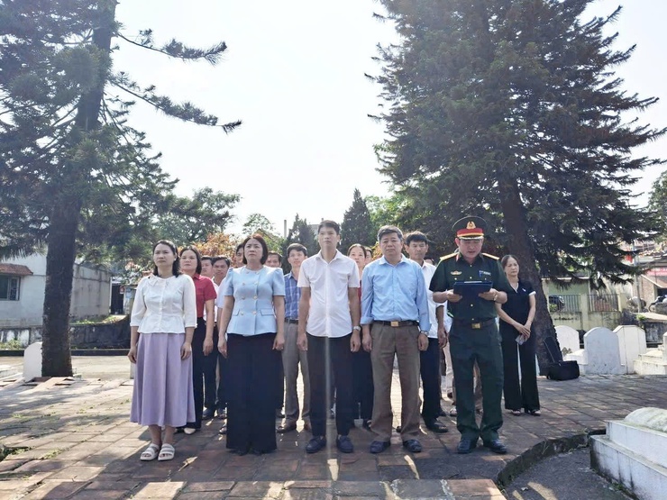Đồng chí Phó chủ tịch UBND xã Quảng Bị Tô Thị Đào dâng hương các anh hùng liệt sĩ tại Nghĩa trang Liệt sĩ Tốt Động- Ảnh 1.