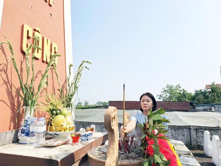 Đồng chí Phó chủ tịch UBND xã Quảng Bị Tô Thị Đào dâng hương các anh hùng liệt sĩ tại Nghĩa trang Liệt sĩ Tốt Động- Ảnh 3.