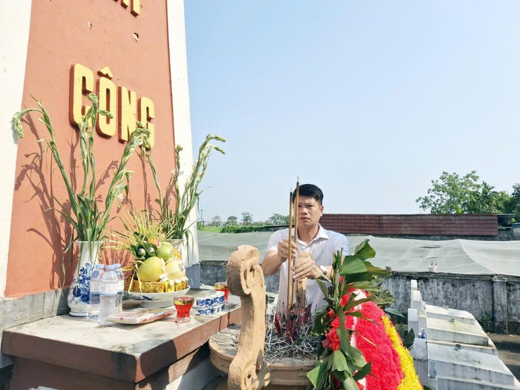 Đồng chí Phó chủ tịch UBND xã Quảng Bị Tô Thị Đào dâng hương các anh hùng liệt sĩ tại Nghĩa trang Liệt sĩ Tốt Động- Ảnh 4.