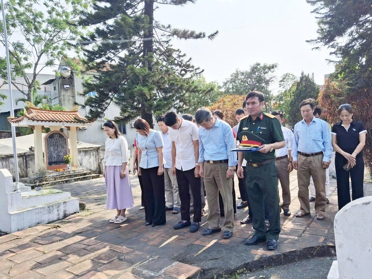 Đồng chí Phó chủ tịch UBND xã Quảng Bị Tô Thị Đào dâng hương các anh hùng liệt sĩ tại Nghĩa trang Liệt sĩ Tốt Động- Ảnh 2.