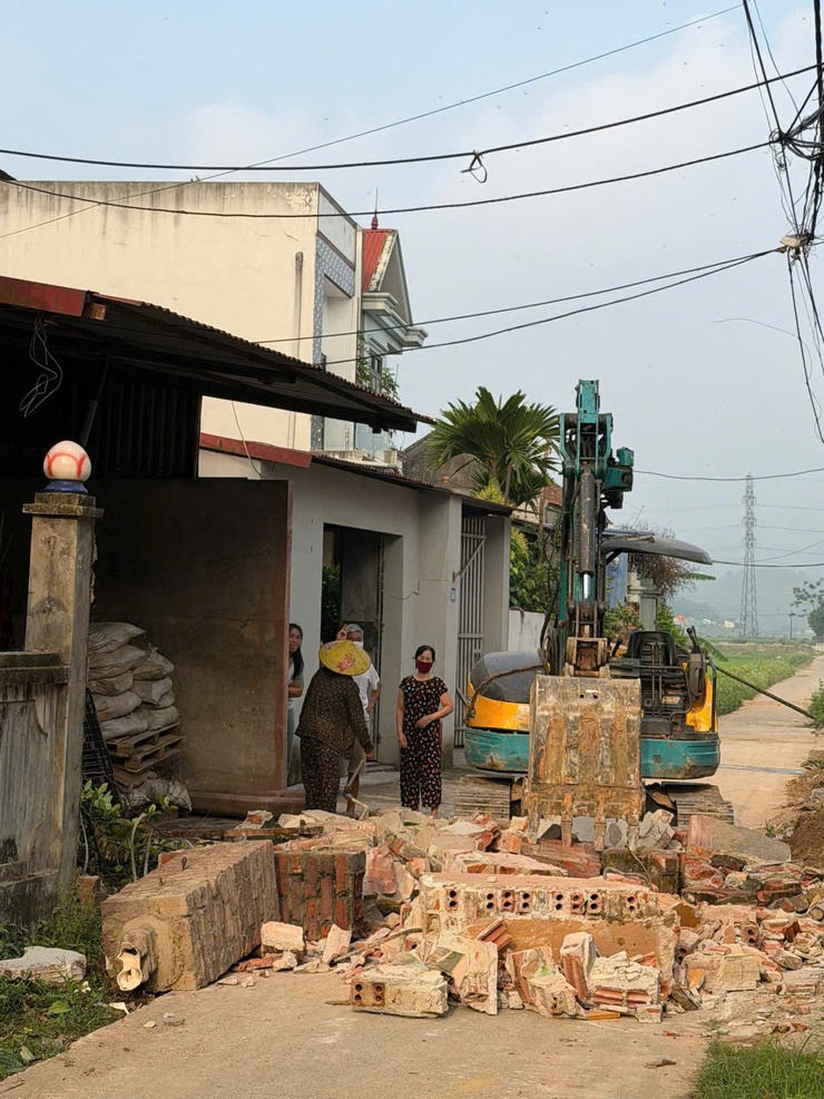 THÔN CỘNG HÒA ĐẨY MẠNH PHONG TRÀO HIẾN ĐẤT MỞ ĐƯỜNG – LAN TỎA TINH THẦN VÌ CỘNG ĐỒNG- Ảnh 7.