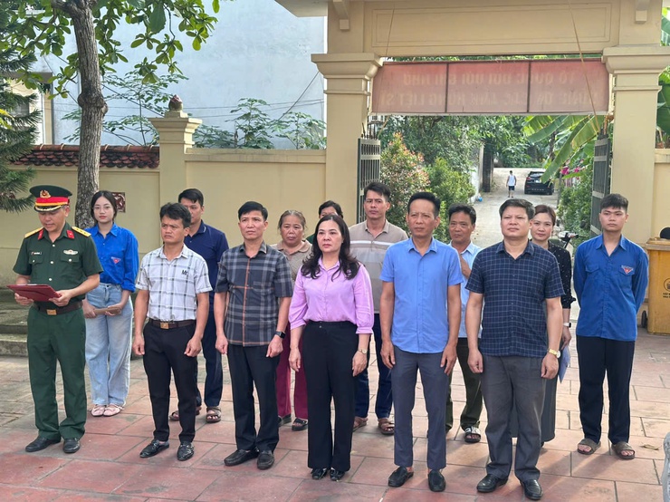 Đồng chí Lê Thị Chính - Ủy viên BTV Đảng ủy, Chủ tịch Ủy ban MTTQ Việt Nam xã dâng hương tại Nghĩa trang liệt sĩ Hoàng Diệu  - Ảnh 1.