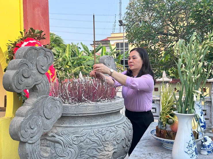 Đồng chí Lê Thị Chính - Ủy viên BTV Đảng ủy, Chủ tịch Ủy ban MTTQ Việt Nam xã dâng hương tại Nghĩa trang liệt sĩ Hoàng Diệu  - Ảnh 2.