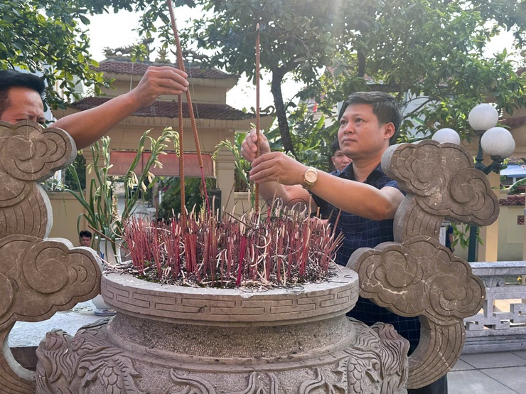 Đồng chí Lê Thị Chính - Ủy viên BTV Đảng ủy, Chủ tịch Ủy ban MTTQ Việt Nam xã dâng hương tại Nghĩa trang liệt sĩ Hoàng Diệu  - Ảnh 3.