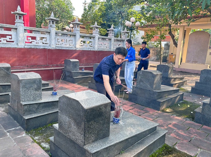 Đồng chí Lê Thị Chính - Ủy viên BTV Đảng ủy, Chủ tịch Ủy ban MTTQ Việt Nam xã dâng hương tại Nghĩa trang liệt sĩ Hoàng Diệu  - Ảnh 4.