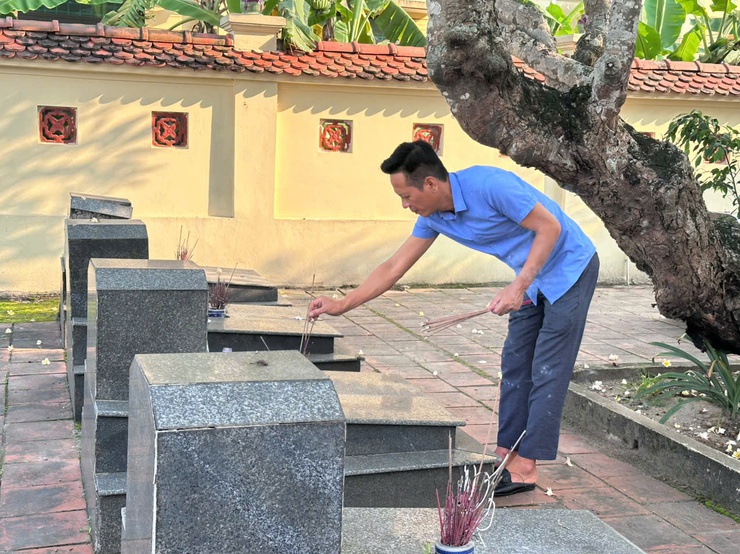 Đồng chí Lê Thị Chính - Ủy viên BTV Đảng ủy, Chủ tịch Ủy ban MTTQ Việt Nam xã dâng hương tại Nghĩa trang liệt sĩ Hoàng Diệu  - Ảnh 5.