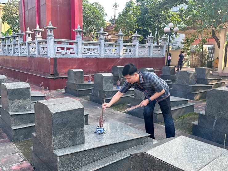 Đồng chí Lê Thị Chính - Ủy viên BTV Đảng ủy, Chủ tịch Ủy ban MTTQ Việt Nam xã dâng hương tại Nghĩa trang liệt sĩ Hoàng Diệu  - Ảnh 6.