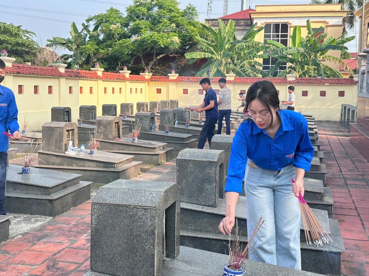 Đồng chí Lê Thị Chính - Ủy viên BTV Đảng ủy, Chủ tịch Ủy ban MTTQ Việt Nam xã dâng hương tại Nghĩa trang liệt sĩ Hoàng Diệu  - Ảnh 8.