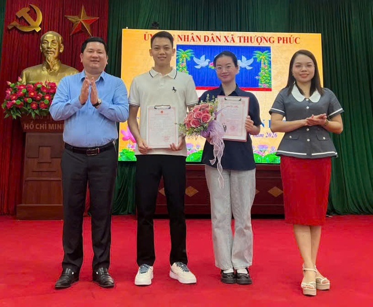 UBND xã Thượng Phúc trao Giấy chứng nhận kết hôn cho 8 cặp đôi đủ điều kiện theo quy định của pháp luật- Ảnh 3.
