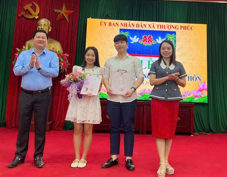 UBND xã Thượng Phúc trao Giấy chứng nhận kết hôn cho 8 cặp đôi đủ điều kiện theo quy định của pháp luật- Ảnh 1.
