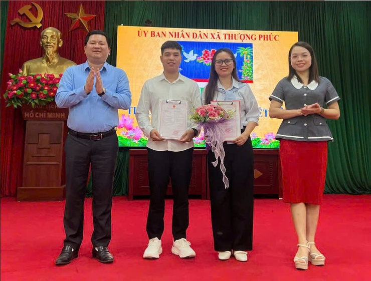 UBND xã Thượng Phúc trao Giấy chứng nhận kết hôn cho 8 cặp đôi đủ điều kiện theo quy định của pháp luật- Ảnh 2.
