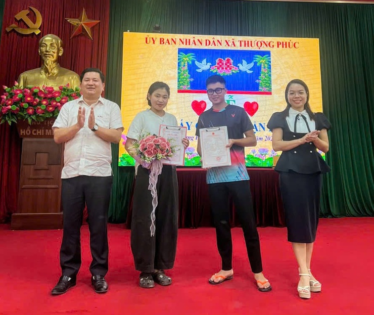 UBND xã Thượng Phúc trao Giấy chứng nhận kết hôn cho 8 cặp đôi đủ điều kiện theo quy định của pháp luật- Ảnh 4.