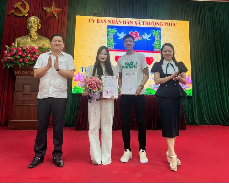 UBND xã Thượng Phúc trao Giấy chứng nhận kết hôn cho 8 cặp đôi đủ điều kiện theo quy định của pháp luật- Ảnh 6.