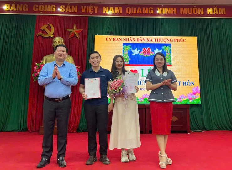 UBND xã Thượng Phúc trao Giấy chứng nhận kết hôn cho 8 cặp đôi đủ điều kiện theo quy định của pháp luật- Ảnh 7.