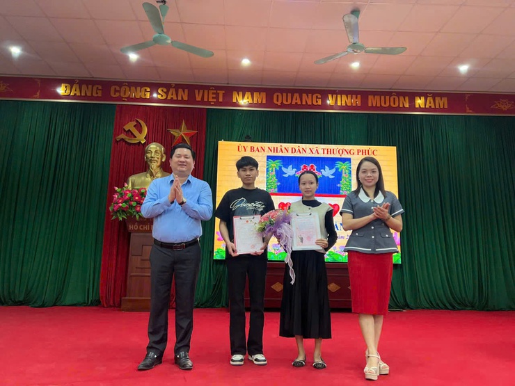 UBND xã Thượng Phúc trao Giấy chứng nhận kết hôn cho 8 cặp đôi đủ điều kiện theo quy định của pháp luật- Ảnh 9.