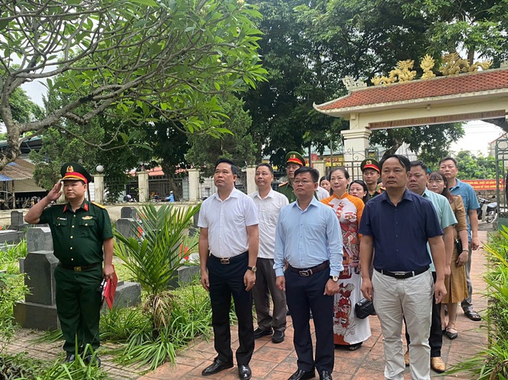 Xã Xuân Mai tổ chức Lễ dâng hương tưởng niệm các anh hùng liệt sĩ tại các nghĩa trang trên địa bàn nhân kỷ niệm 51 năm ngày Giải phóng miền Nam, thống nhất đất nước (30/04/1975-30/04/2026).- Ảnh 24.