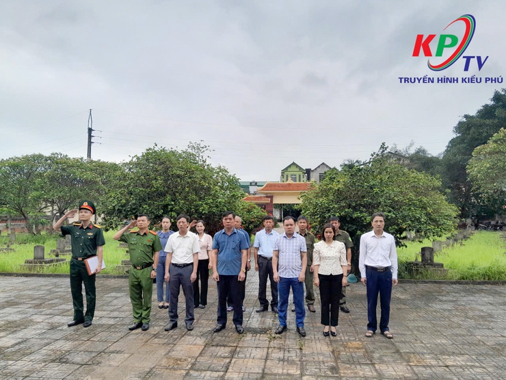 Đảng ủy - HĐND – UBND, Ủy ban MTTQ xã Kiều Phú tổ chức lễ viếng, dâng hương tại các Nghĩa trang Liệt sĩ, Đài tưởng niệm nhân dịp kỷ niệm 51 năm ngày Giải phóng miền Nam thống nhất đất nước- Ảnh 8.