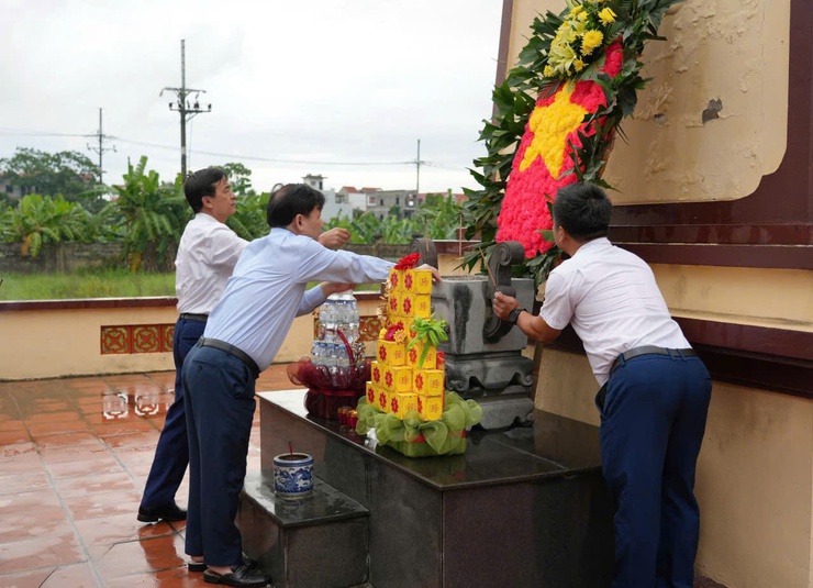 Kỷ niệm 51 năm Ngày giải phóng miền Nam, thống nhất đất nước (30/4/1975-30/4/2026): Bí thư Đảng ủy xã Nguyễn Tiến Toàn dâng hương, dâng hoa tại Nghĩa trang liệt sĩ Thọ Xuân - Thọ An- Ảnh 2.