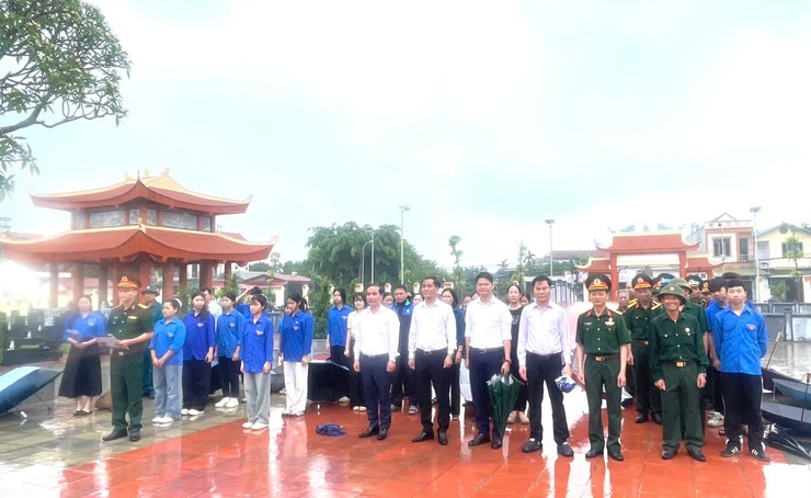 Lãnh đạo xã Phúc Lộc dâng hương tưởng niệm các anh hùng liệt sĩ kỷ niệm 51 năm Ngày Giải phóng miền Nam, thống nhất đất nước- Ảnh 1.