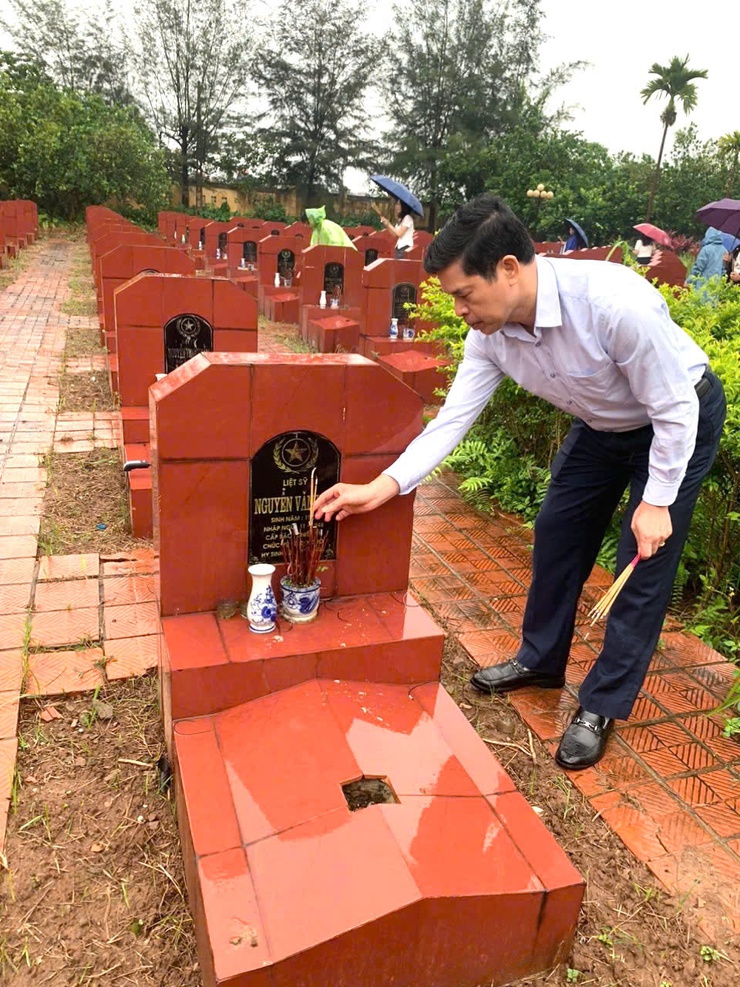 Lãnh đạo xã Phúc Lộc dâng hương tưởng niệm các anh hùng liệt sĩ kỷ niệm 51 năm Ngày Giải phóng miền Nam, thống nhất đất nước- Ảnh 14.