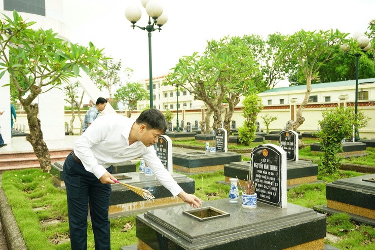 Xã Hòa Phú: Lễ viếng Nghĩa trang Liệt sĩ nhân kỷ niệm 51 năm Ngày Giải phóng miền Nam, thống nhất đất nước (30/4/1975 – 30/4/2026)- Ảnh 5.