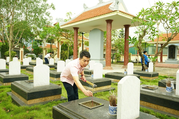 Xã Hòa Phú: Lễ viếng Nghĩa trang Liệt sĩ nhân kỷ niệm 51 năm Ngày Giải phóng miền Nam, thống nhất đất nước (30/4/1975 – 30/4/2026)- Ảnh 6.