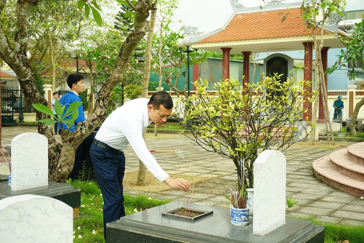 Xã Hòa Phú: Lễ viếng Nghĩa trang Liệt sĩ nhân kỷ niệm 51 năm Ngày Giải phóng miền Nam, thống nhất đất nước (30/4/1975 – 30/4/2026)- Ảnh 7.