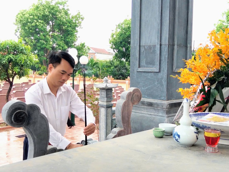 Lãnh đạo xã Phúc Lộc dâng hương tưởng niệm các anh hùng liệt sĩ kỷ niệm 51 năm Ngày Giải phóng miền Nam, thống nhất đất nước- Ảnh 7.