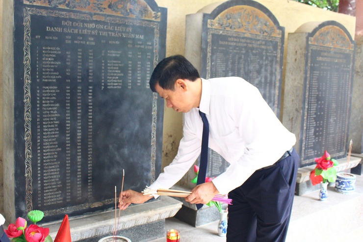 Phường Chương Mỹ dâng hương tại Nghĩa trang Liệt sĩ phường nhân kỷ niệm 51 năm Ngày Giải phóng miền Nam, thống nhất đất nước 30/4/1975 - 30/4/2026- Ảnh 8.