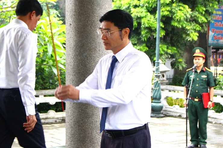 Phường Chương Mỹ dâng hương tại Nghĩa trang Liệt sĩ phường nhân kỷ niệm 51 năm Ngày Giải phóng miền Nam, thống nhất đất nước 30/4/1975 - 30/4/2026- Ảnh 6.