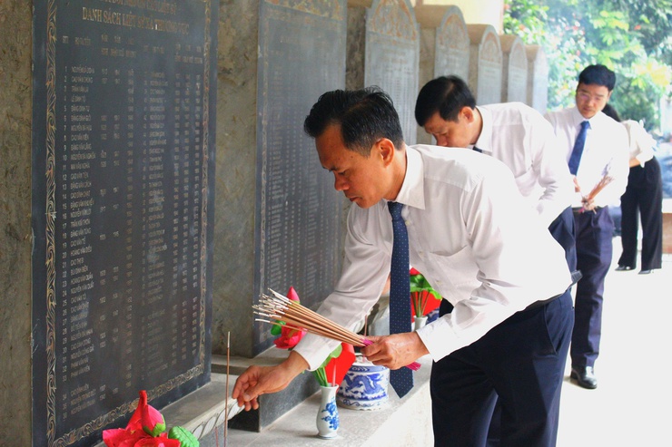 Phường Chương Mỹ dâng hương tại Nghĩa trang Liệt sĩ phường nhân kỷ niệm 51 năm Ngày Giải phóng miền Nam, thống nhất đất nước 30/4/1975 - 30/4/2026- Ảnh 7.