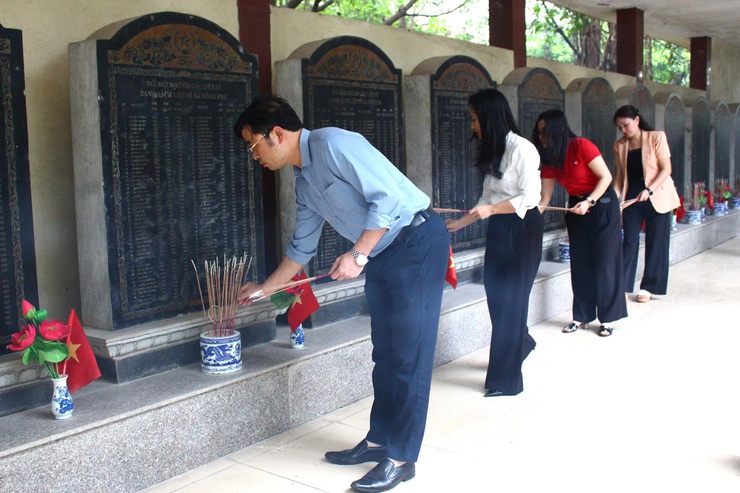 Phường Chương Mỹ dâng hương tại Nghĩa trang Liệt sĩ phường nhân kỷ niệm 51 năm Ngày Giải phóng miền Nam, thống nhất đất nước 30/4/1975 - 30/4/2026- Ảnh 9.