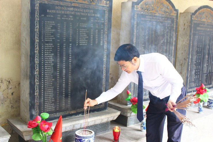 Phường Chương Mỹ dâng hương tại Nghĩa trang Liệt sĩ phường nhân kỷ niệm 51 năm Ngày Giải phóng miền Nam, thống nhất đất nước 30/4/1975 - 30/4/2026- Ảnh 10.