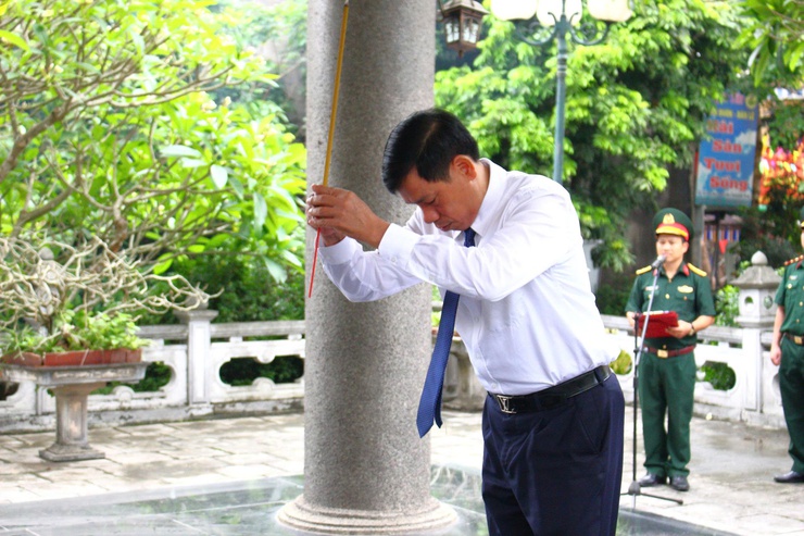 Phường Chương Mỹ dâng hương tại Nghĩa trang Liệt sĩ phường nhân kỷ niệm 51 năm Ngày Giải phóng miền Nam, thống nhất đất nước 30/4/1975 - 30/4/2026- Ảnh 5.